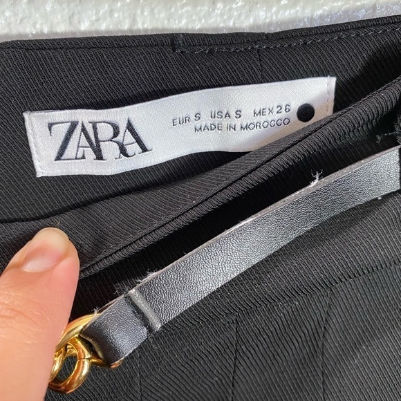 Zara black pleated mini skirt with a gold chain belt size S - Picture 2 of 4